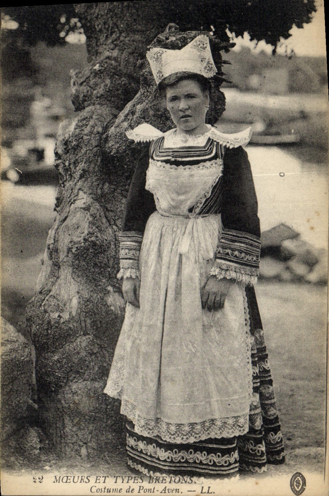 CPA Folklore Moeurs et types bretons Costumes de Pont Aven 