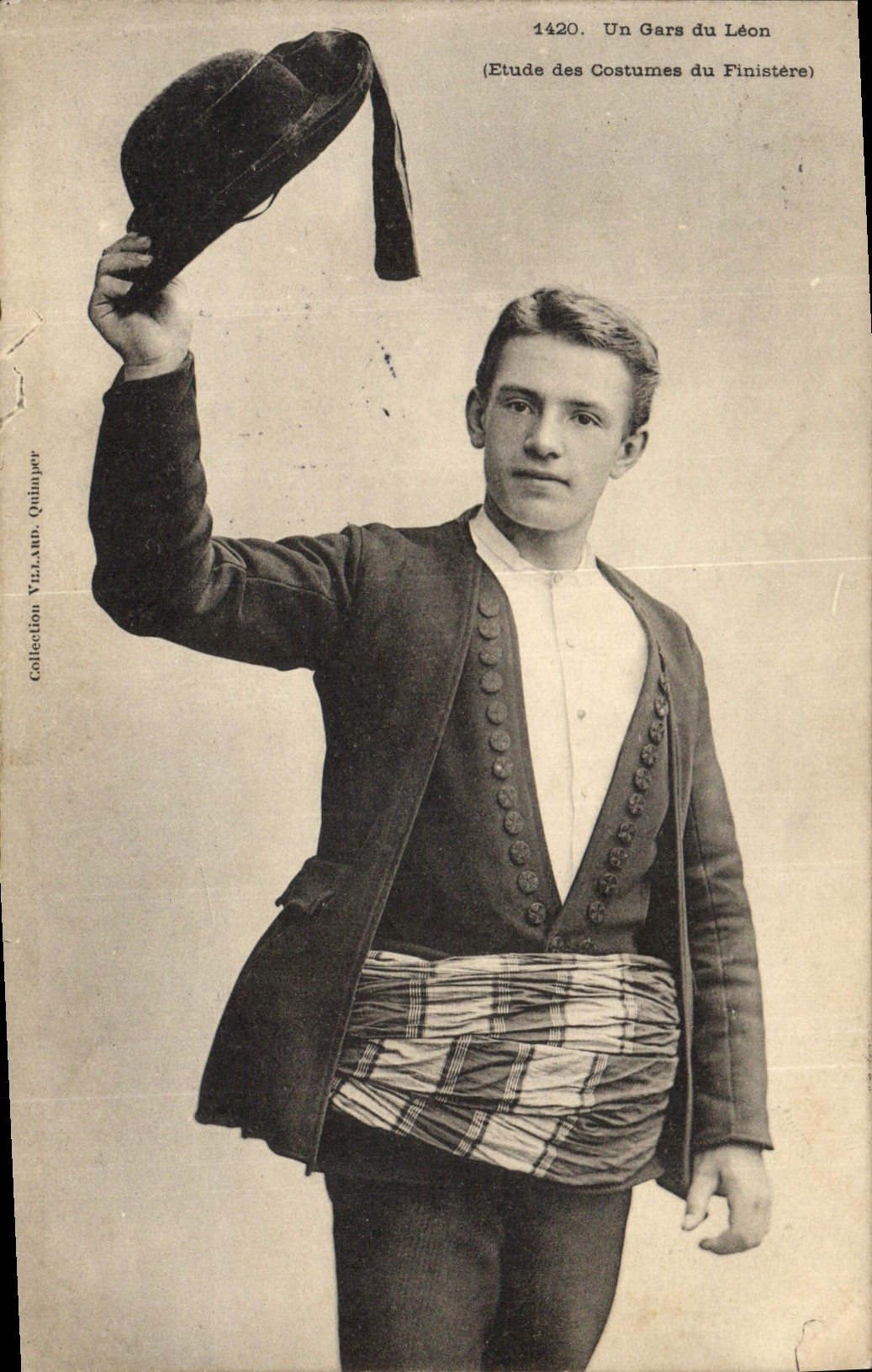 CPA Folklore Un gars du Leon (Etude des costumes du Finistere) 