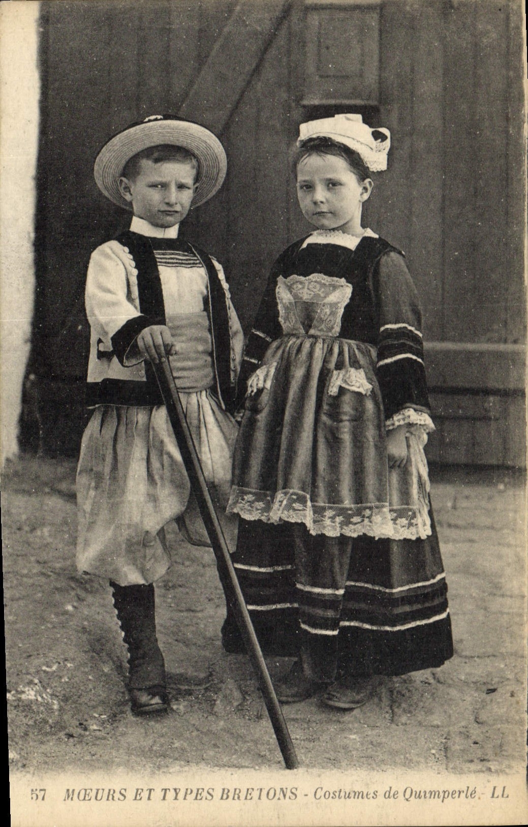 CPA Folklore Moeurs et types bretons Costumes de Quimperle