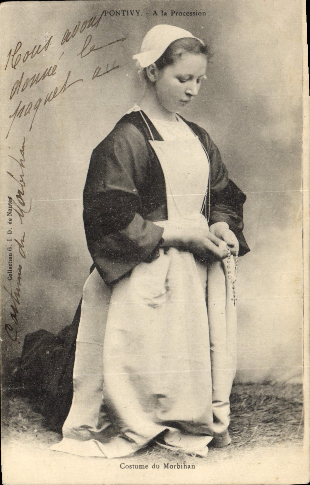 CPA Folklore Pontivy A la procession 