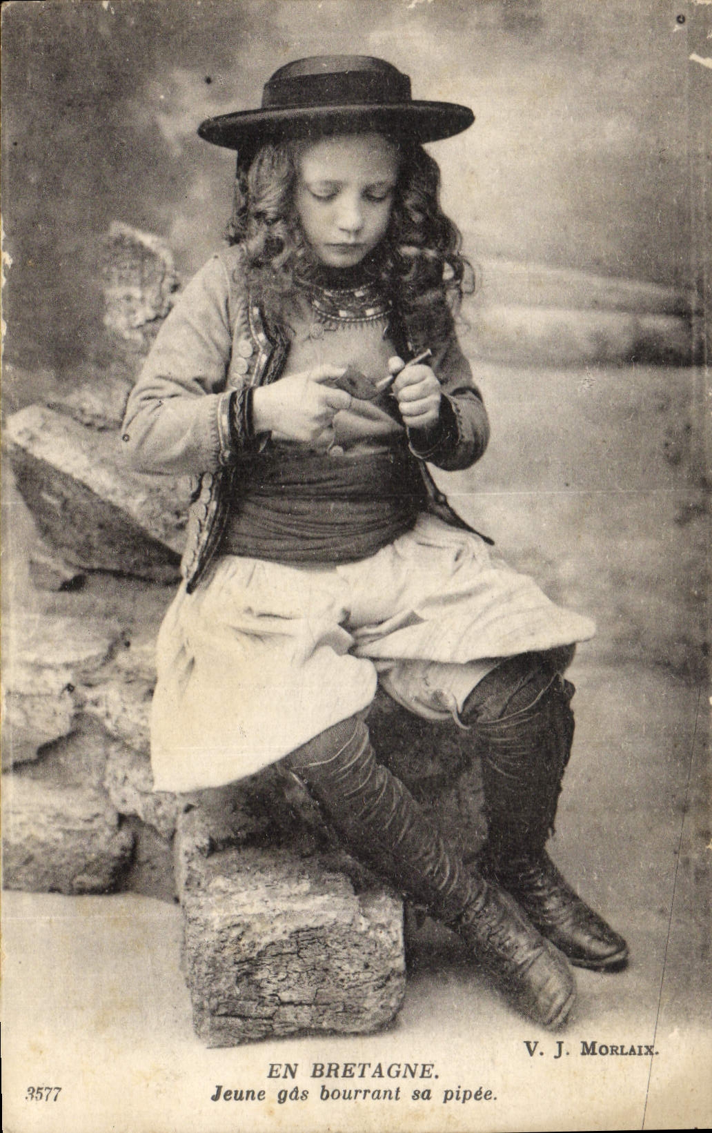 CPA Folklore En Bretagne Jeune gas bourrant sa pipee 