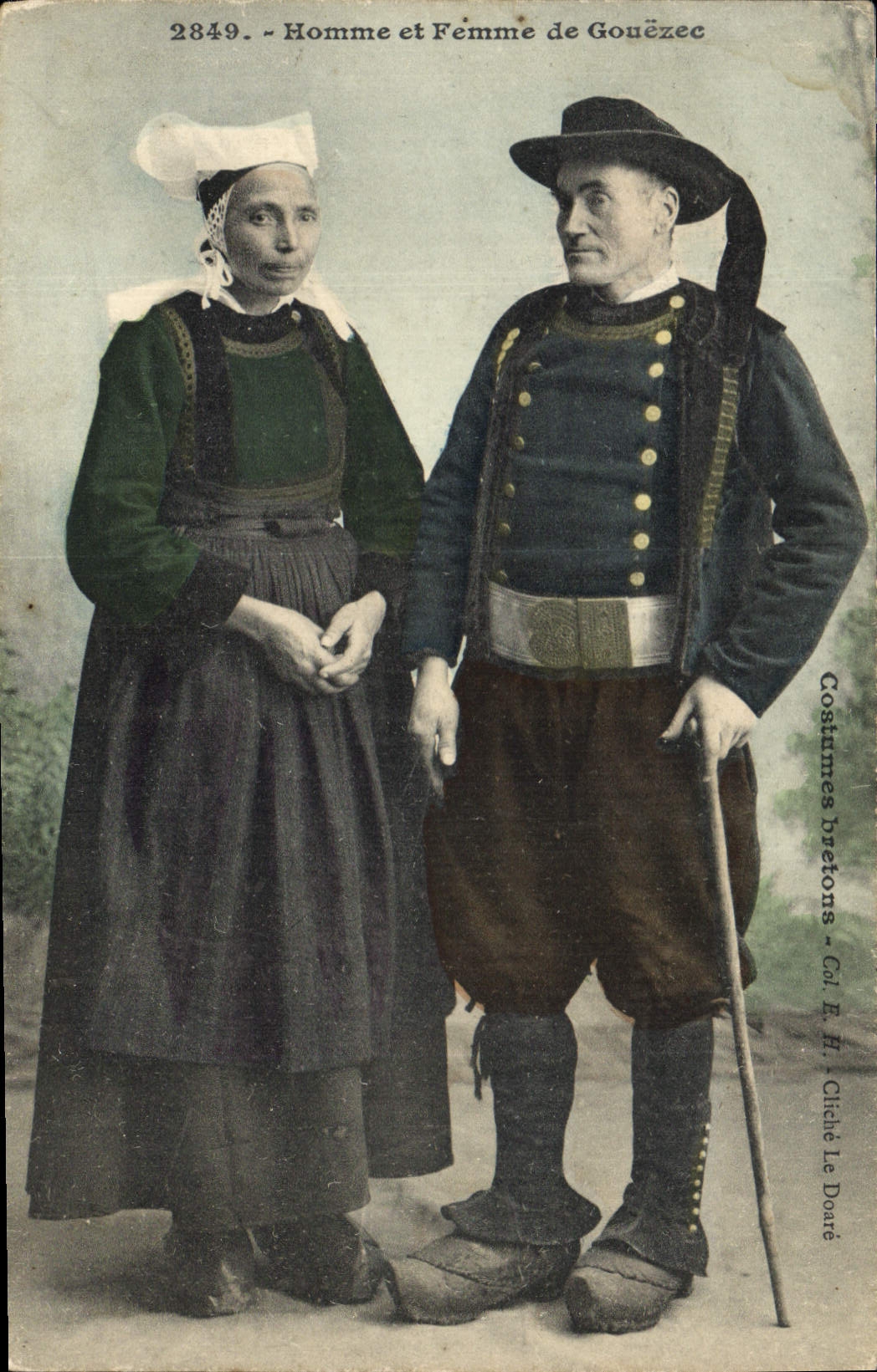 CPA Folklore Homme et femme de Gouezec 