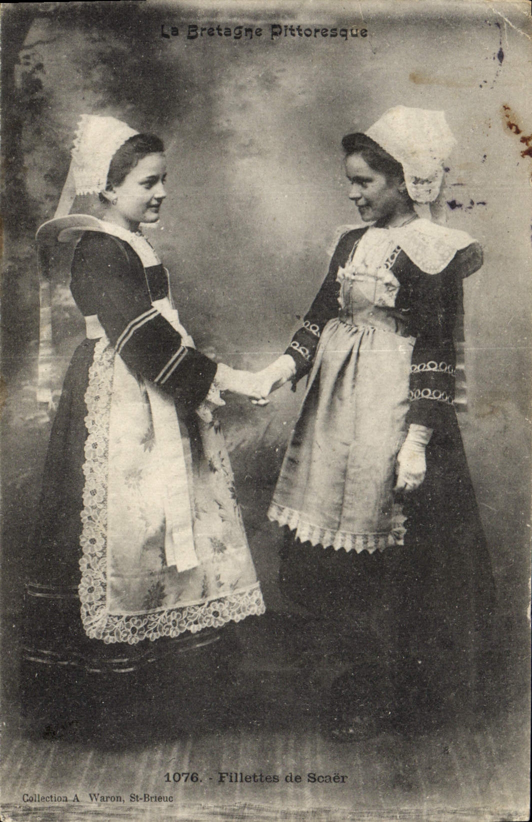 CPA Folklore La Bretagne pittoresque Fillettes de Scaer 