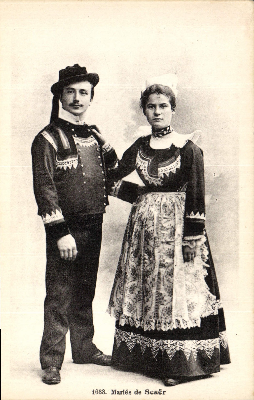 CPA Folklore Maries de Scaer 