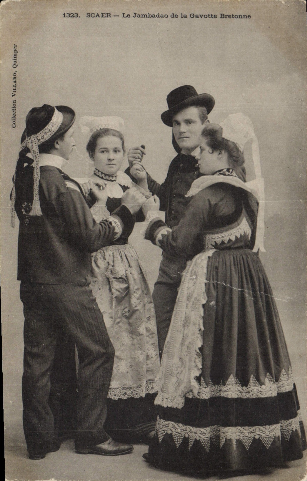 CPA Folklore Scaer Le Jambadac de la Gavotte Bretonne 