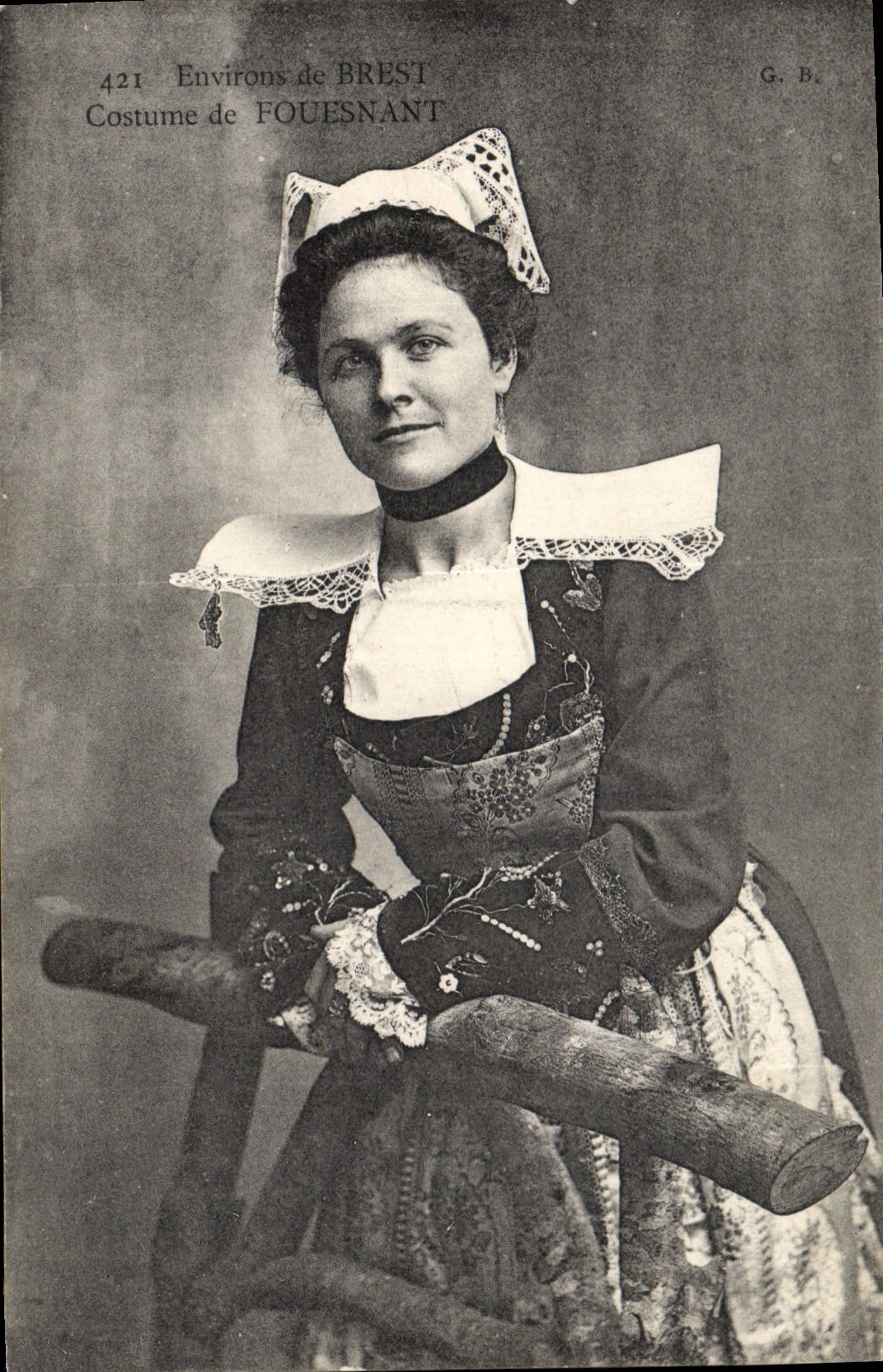 CPA Folklore Environs de Brest Costume de Fouesnant 