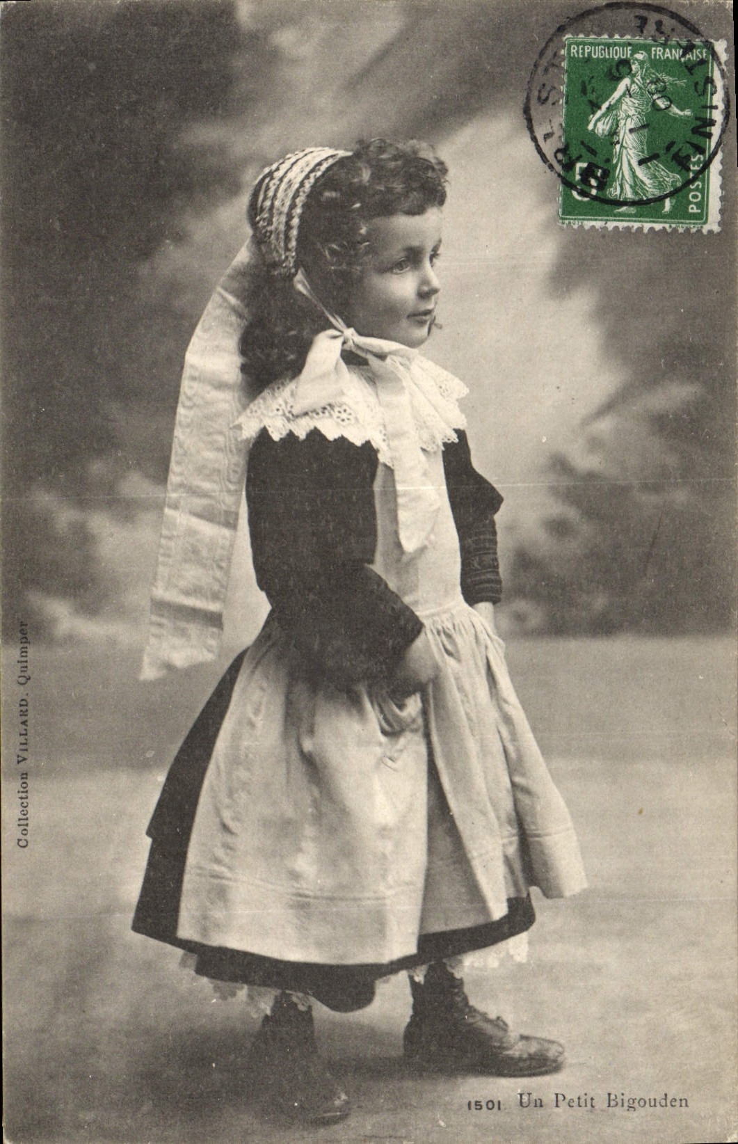 CPA Folklore Un petit Bigouden 