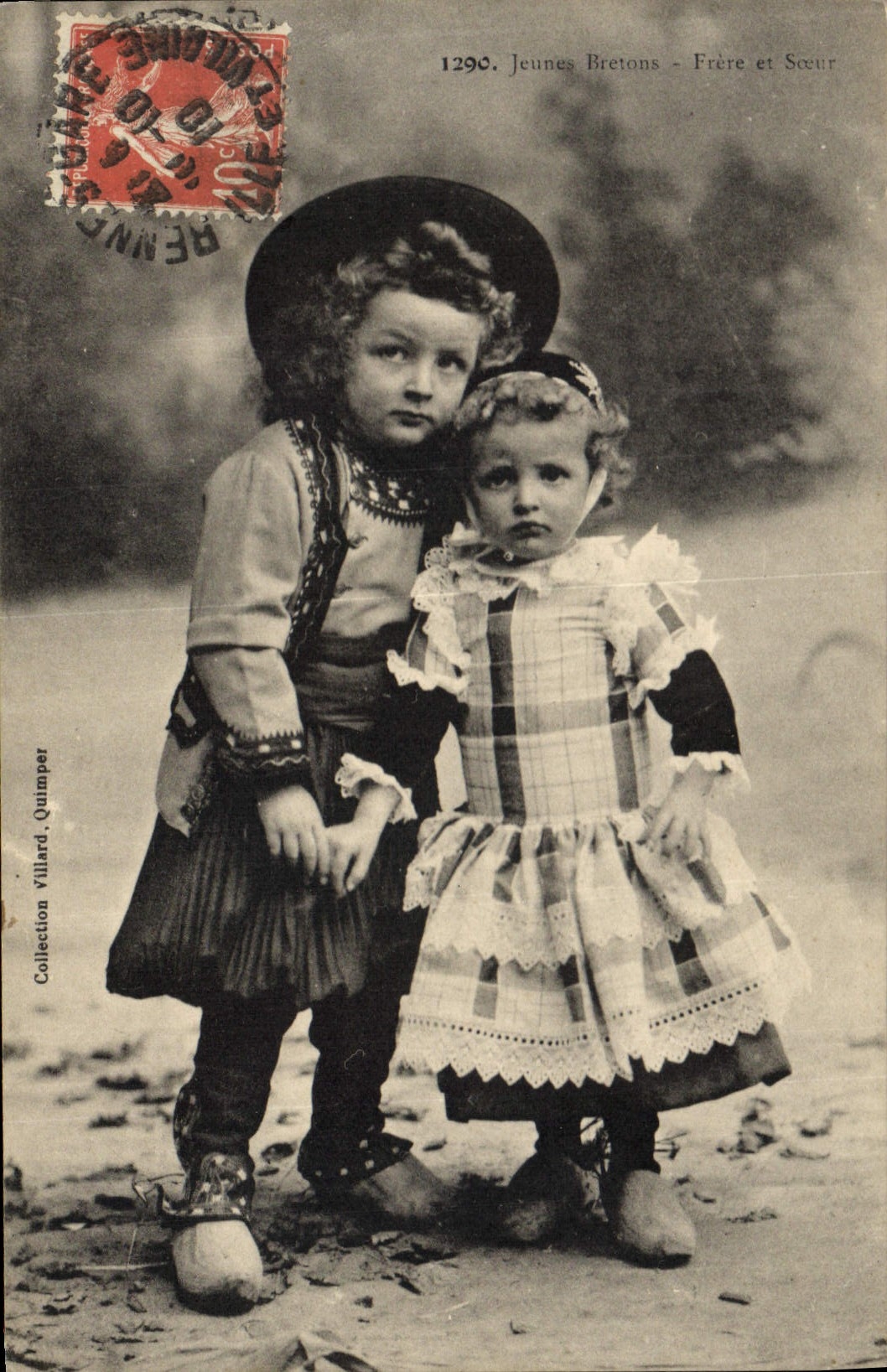 CPA Folklore Jeunes Bretons Frere et Soeur 