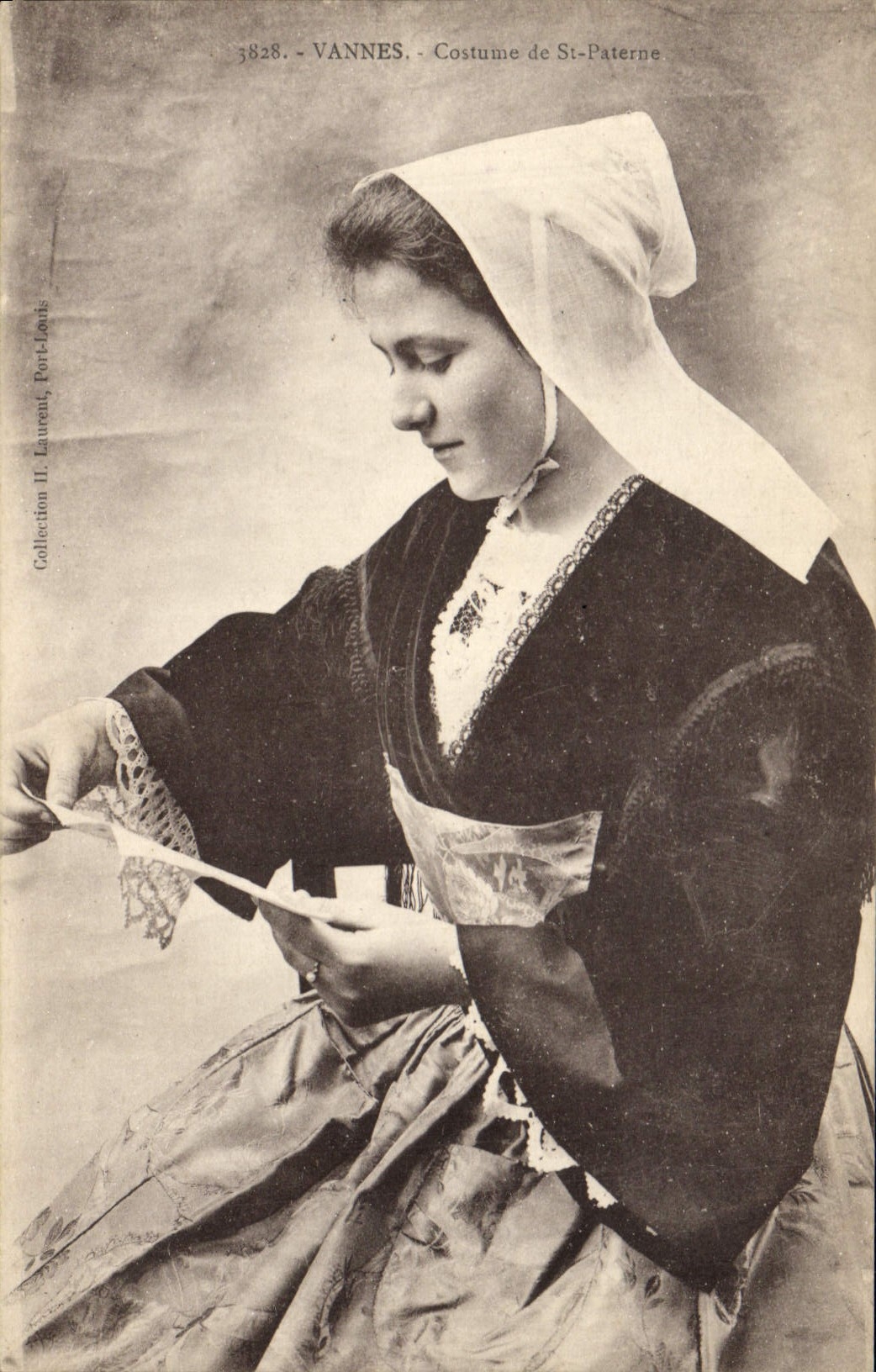 CPA Folklore  Vannes Costume de St Paterne 