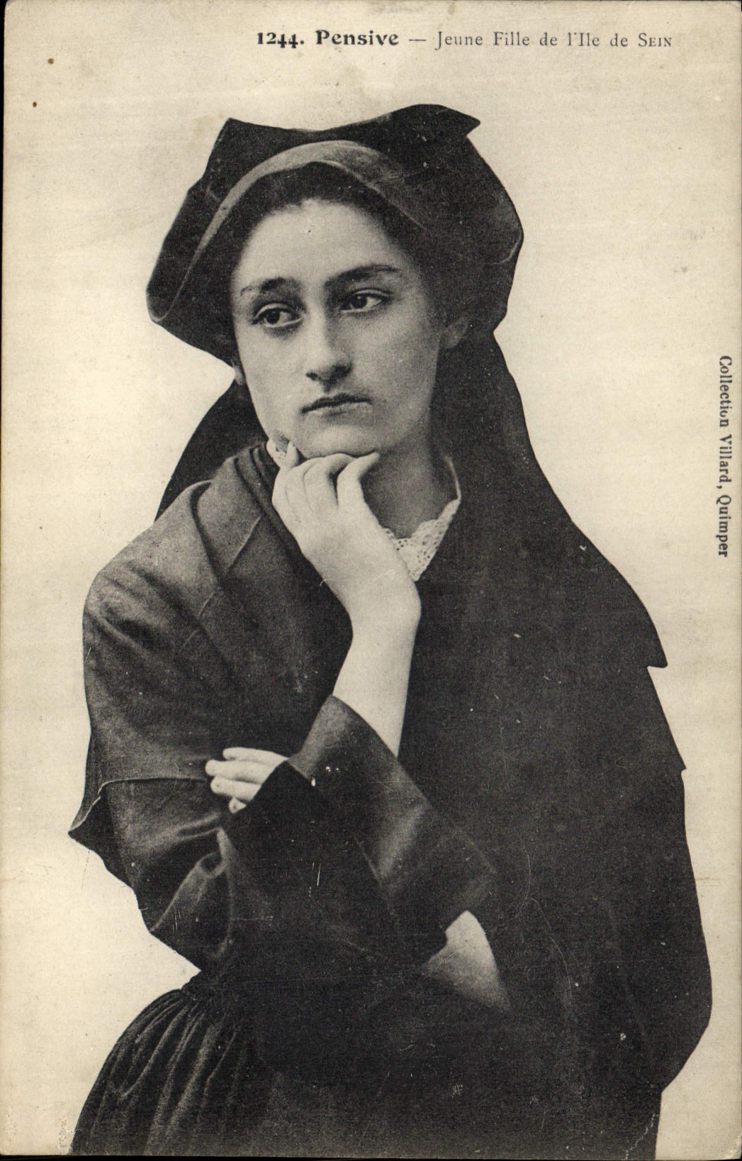 CPA Folklore  Pensive Jeune Fille de l'Ile de Sein 
