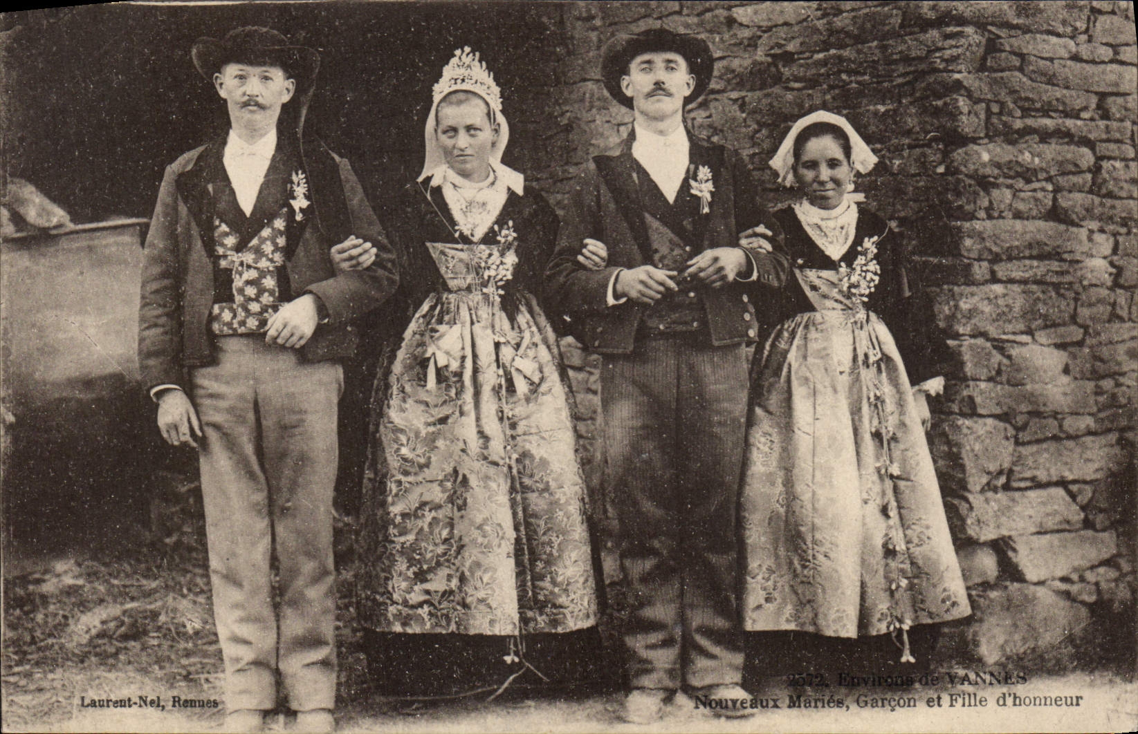 CPA Folklore  Environs de Vannes Mariage Nouveaux Maries Garcon et Fille d'honneur 