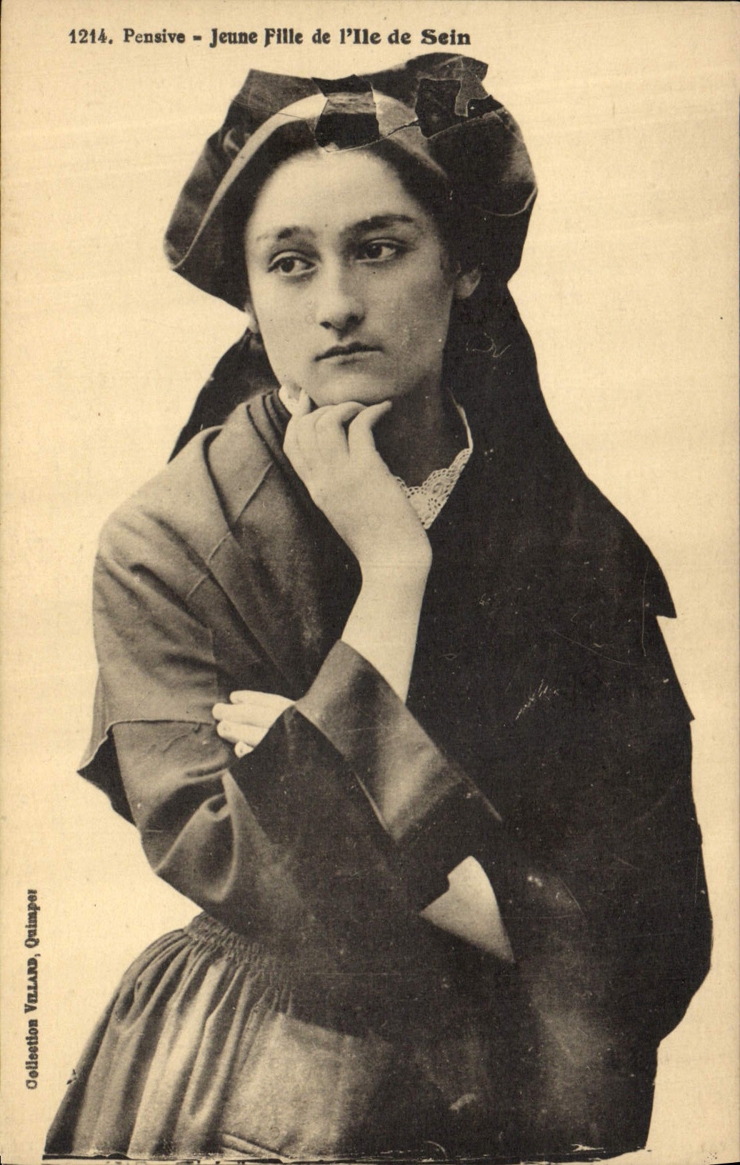 CPA Folklore  Pensive Jeune Fille de l'Ile de Sein 