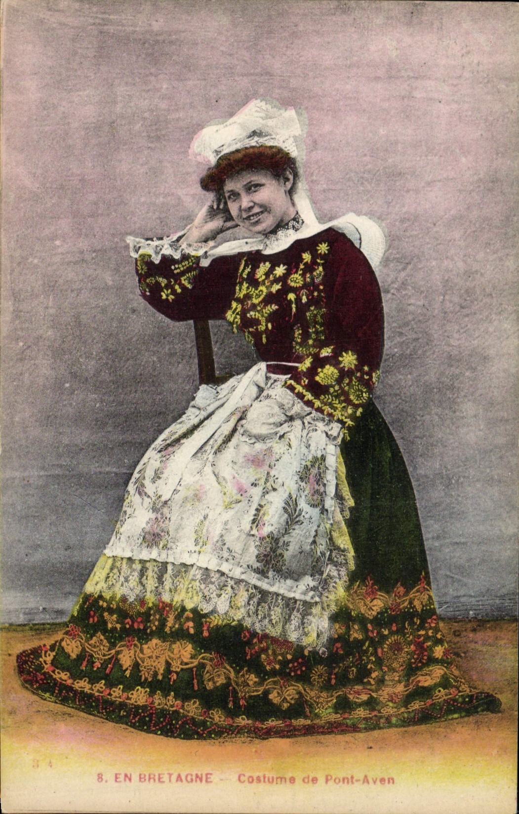 CPA Folklore  En Bretagne Costume de Pont Aven 