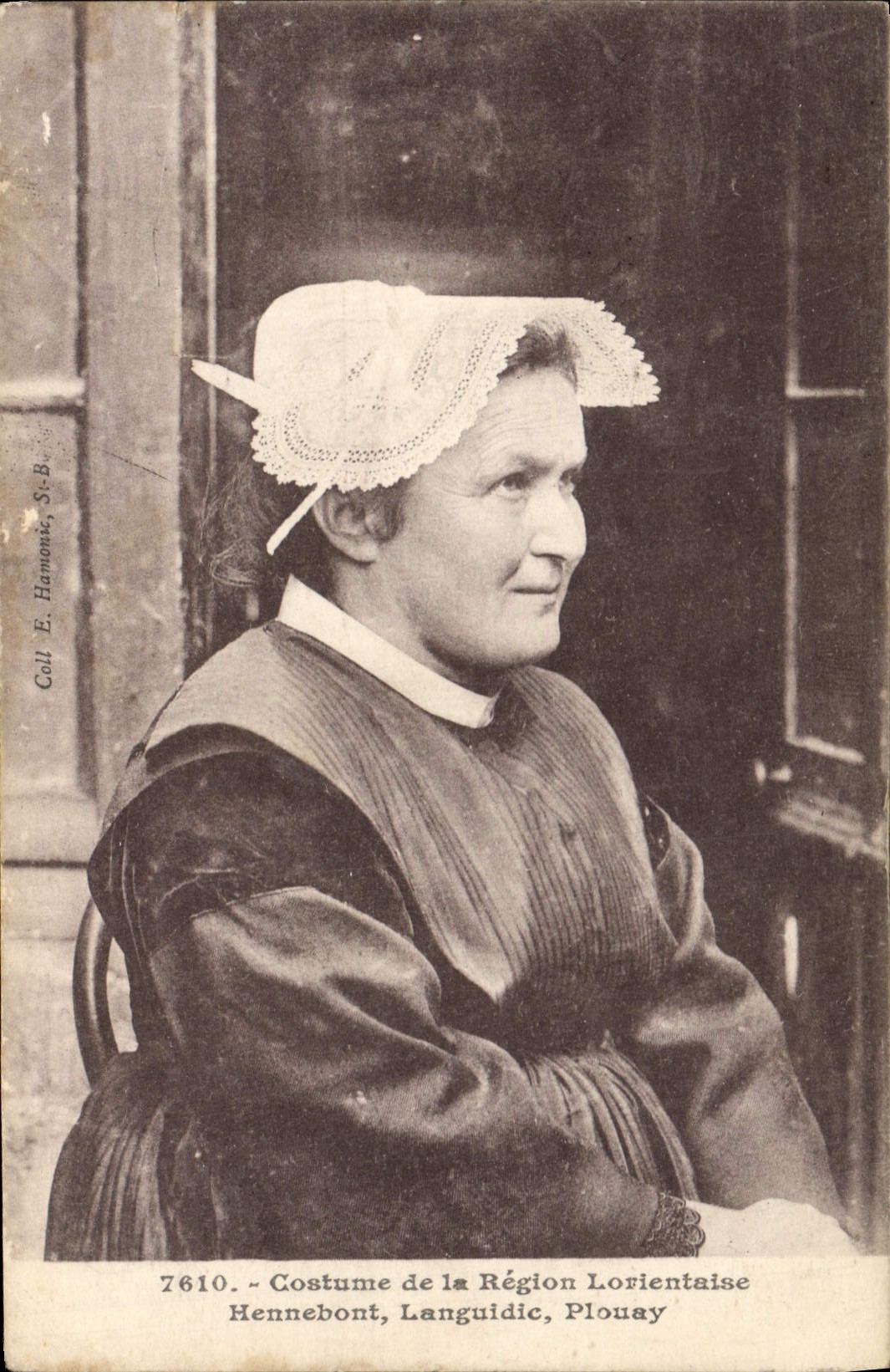 CPA Folklore  Costume de la Region Lorientaise Hennebont Languidic Plouay 