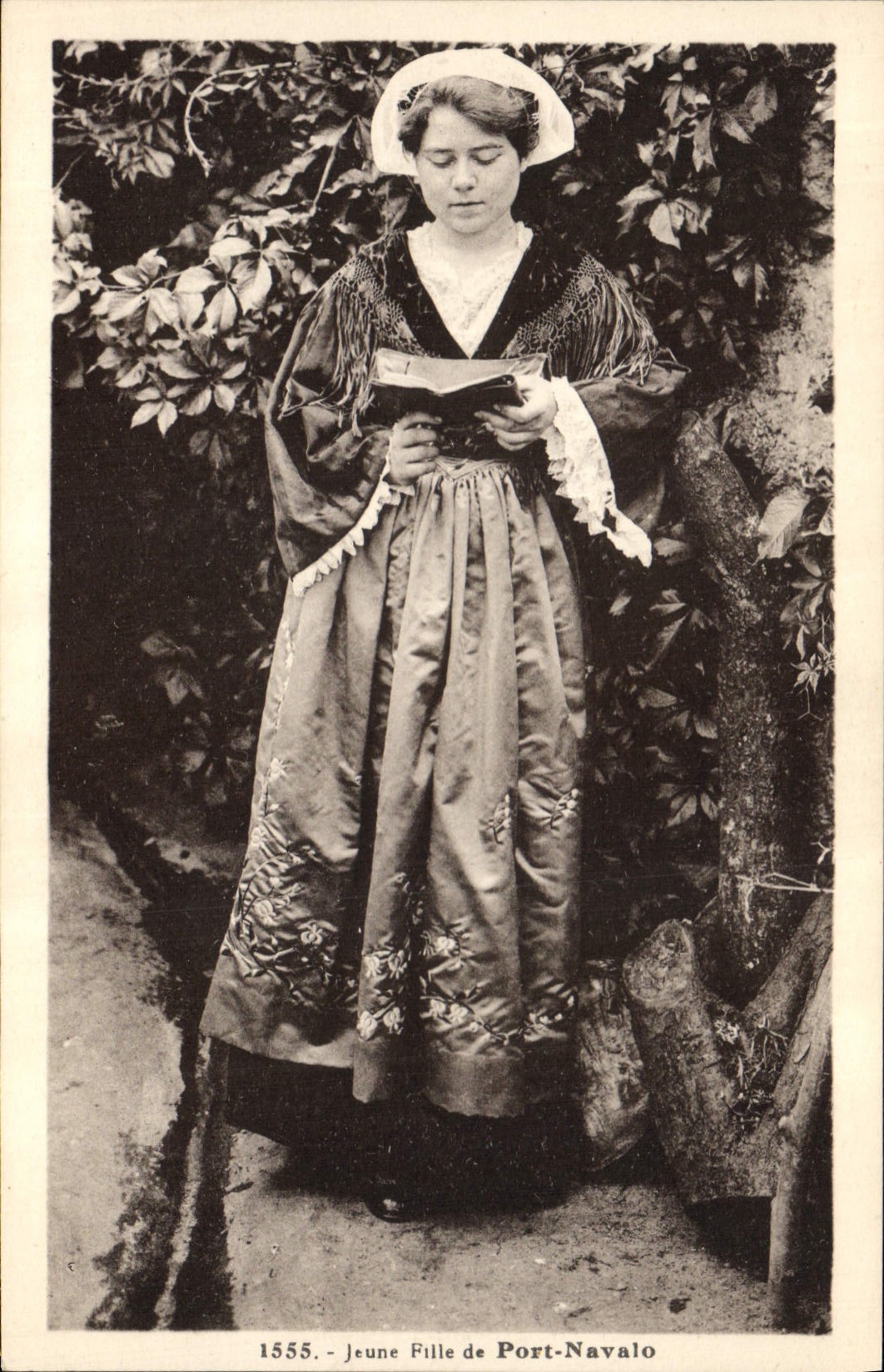 CPA Folklore  Jeune fille de Port Navalo 