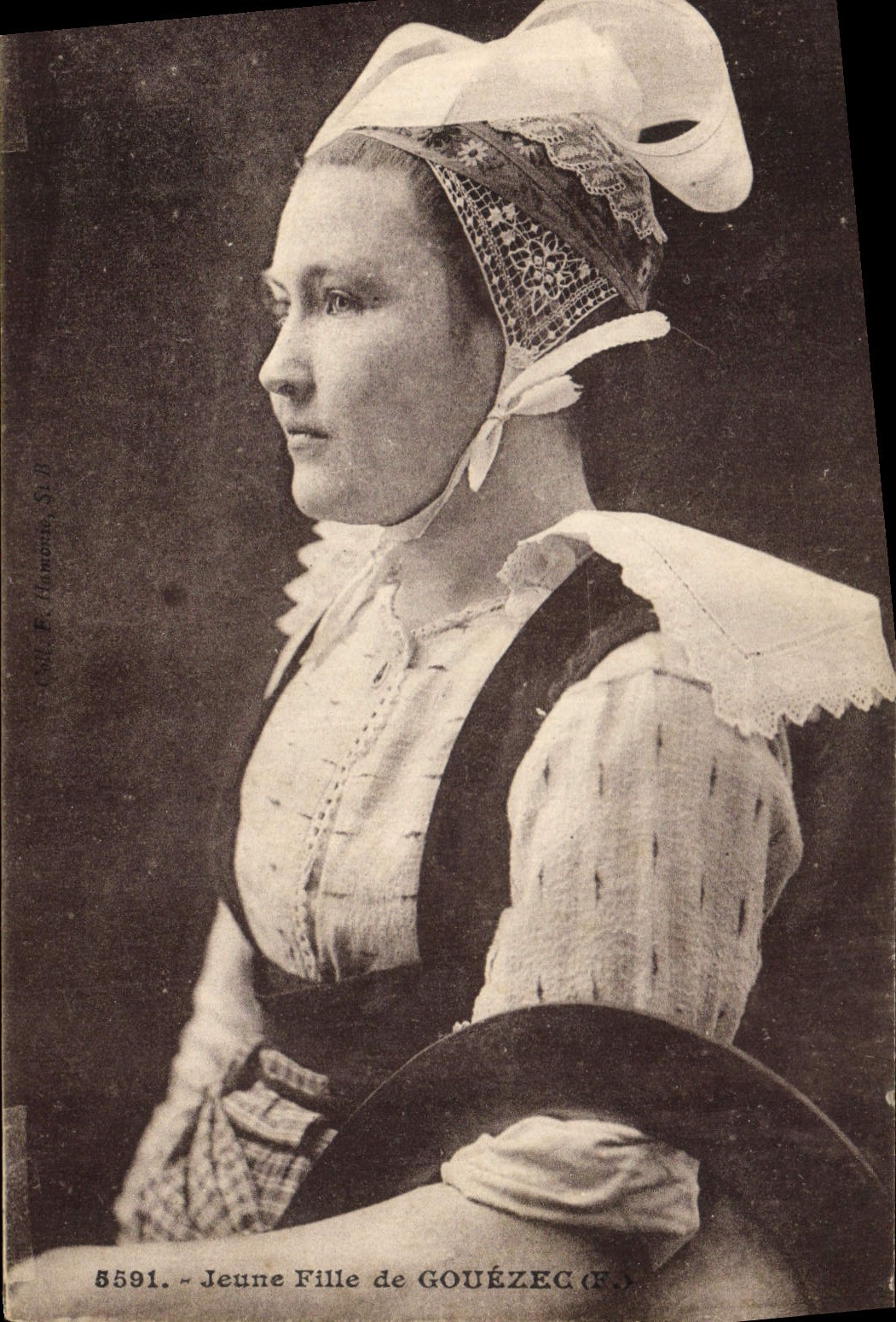 CPA Folklore  Jeune fille de Gouezec 