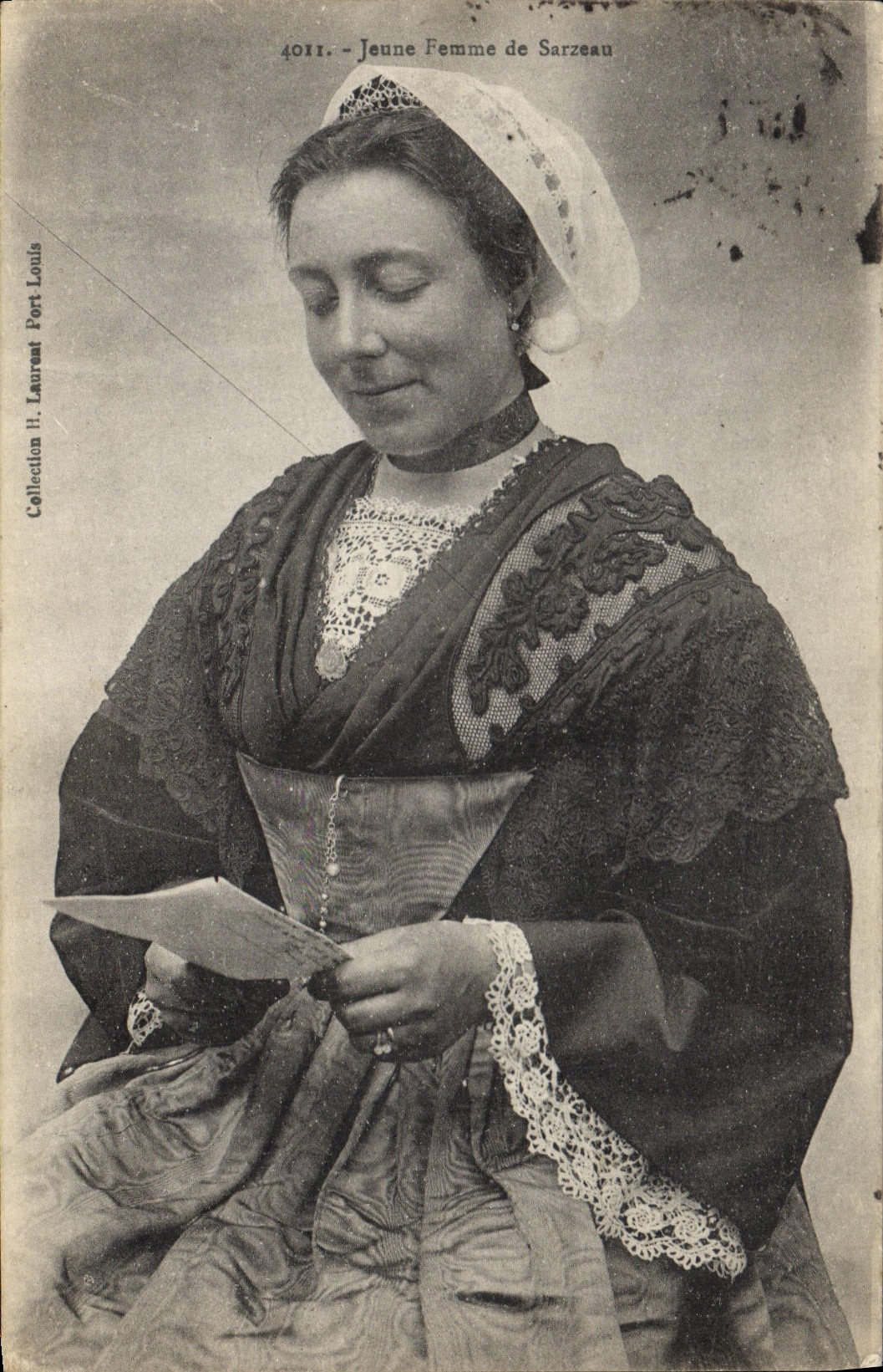 CPA Folklore  Jeune femme de Sarzeau 