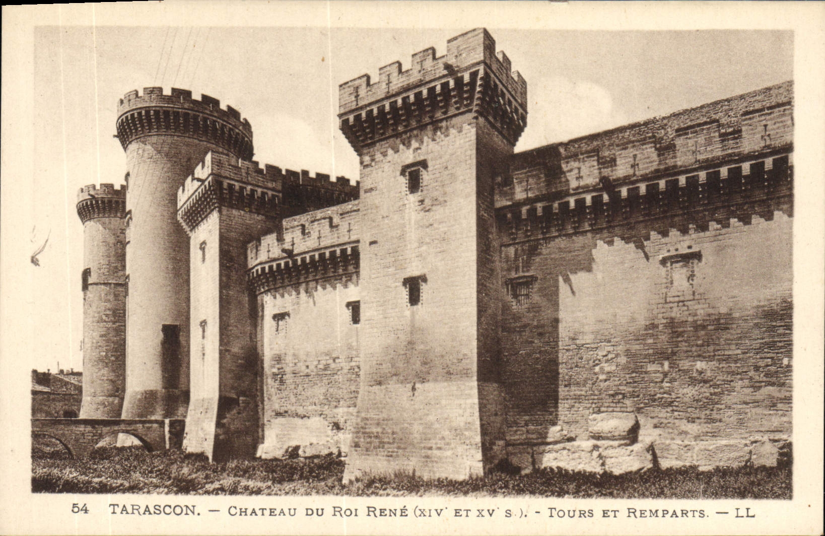 CPA Tarascon Chateau du roi Rene (XIV et XV s) Tours et Remparts