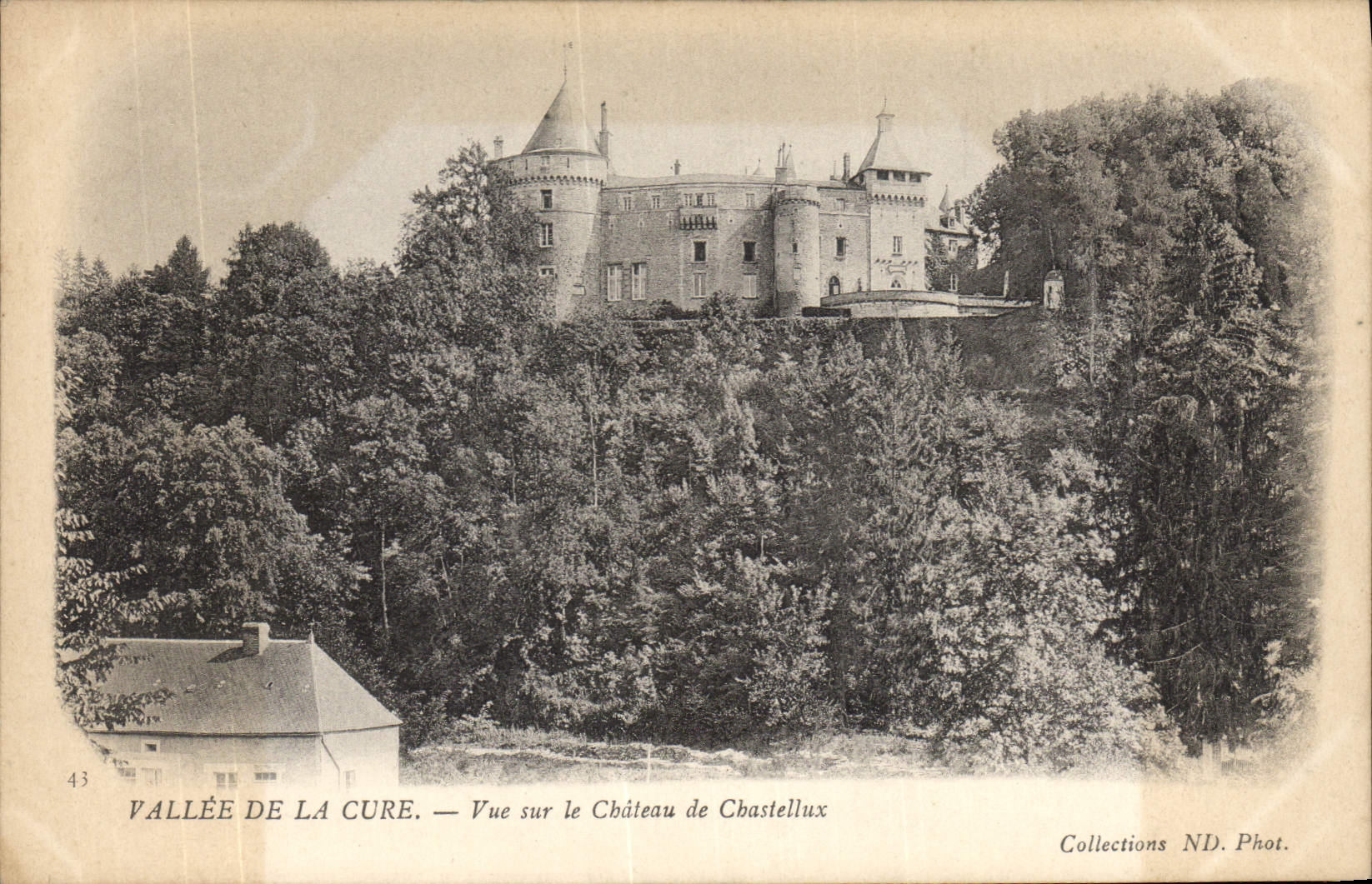 CPA Vallee de la Cure Vue sur le Chateau de Chastellux 
