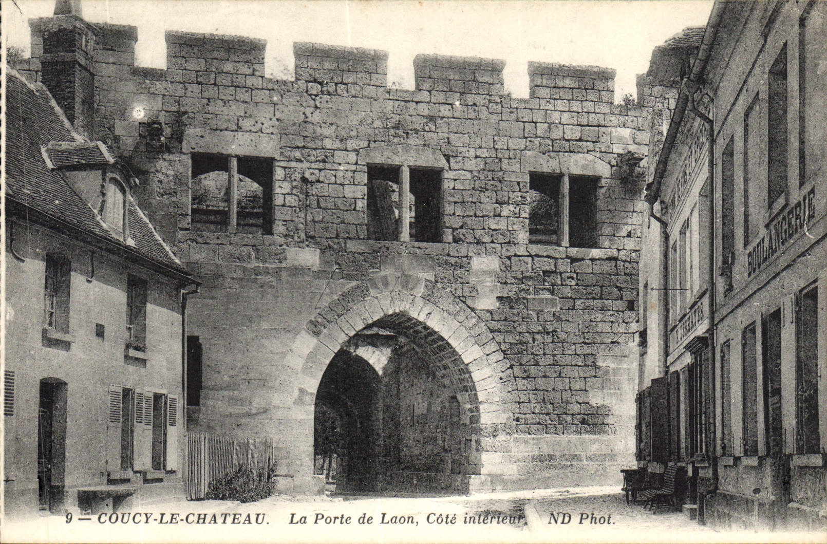 CPA Coucy le Chateau La Porte de Laon Cote interieur 