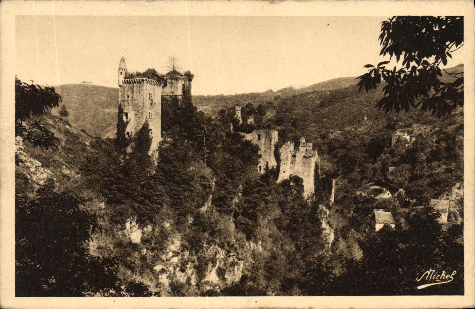 CPA Gorges de la Maronne Environs d'Argentat et de St Privat Ruines de Merle sur la Maronne Cite sei