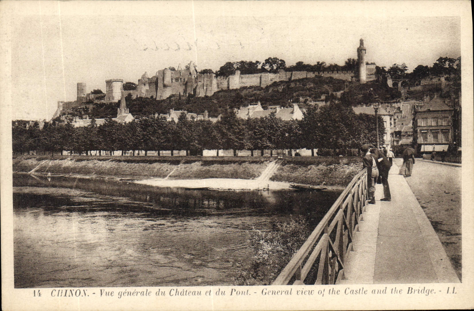 CPA Chinon Vue generale du chateau et du pont