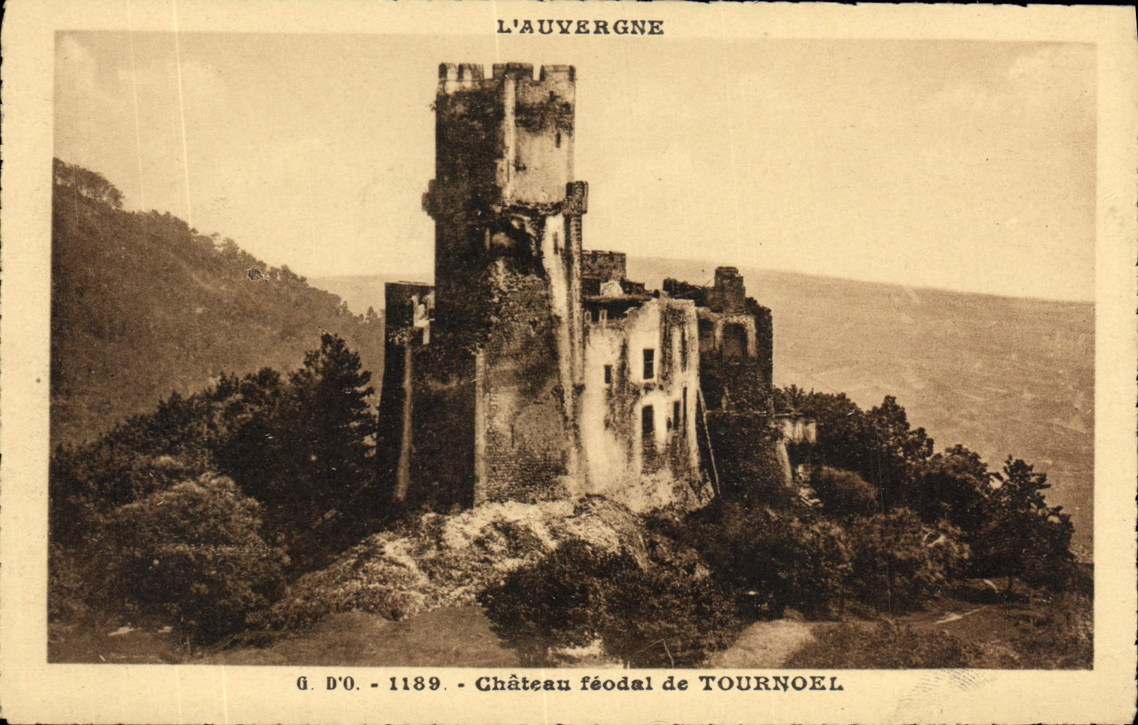 CPA L'Auvergne Chateau feodal de Tournoel
