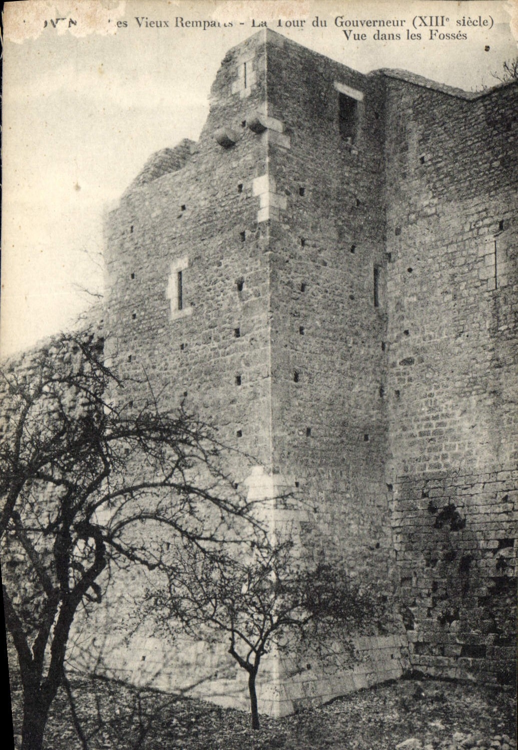 CPA Vieux Remparts La Tour du Gouverneur (XIII siecle) Vue dans les Fosses 