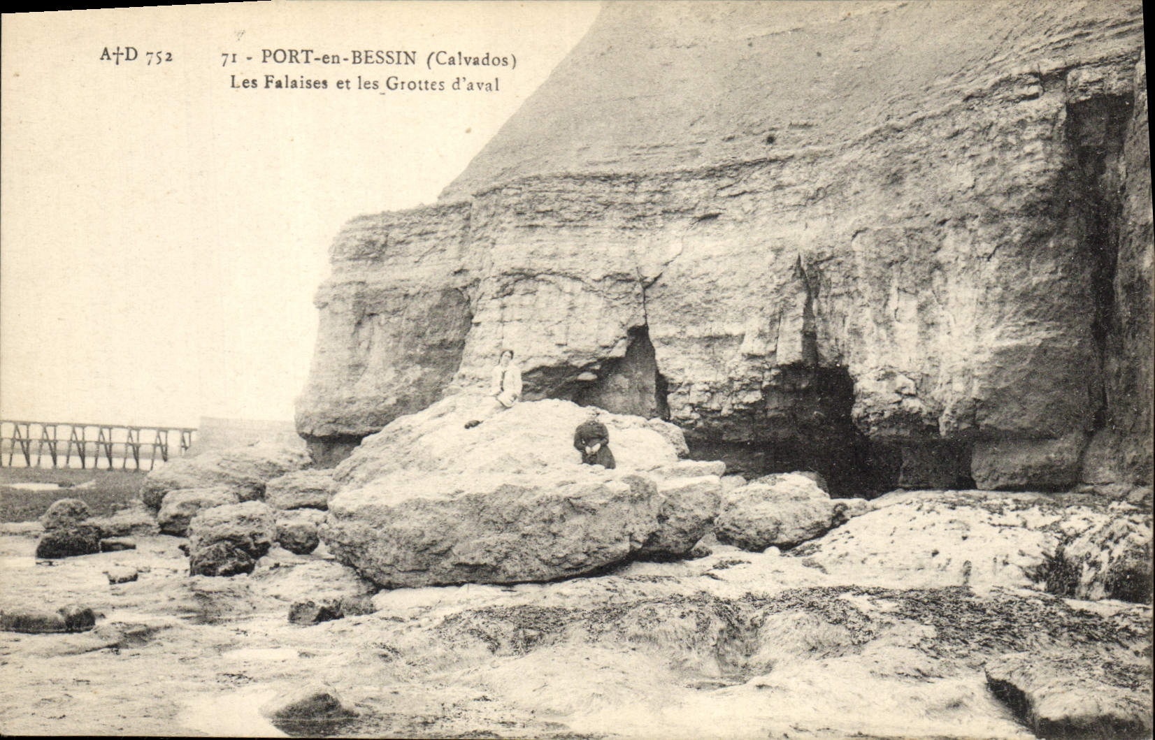 CPA Port en Bessin (Cavados) Les Falaises et les Grottes d'aval