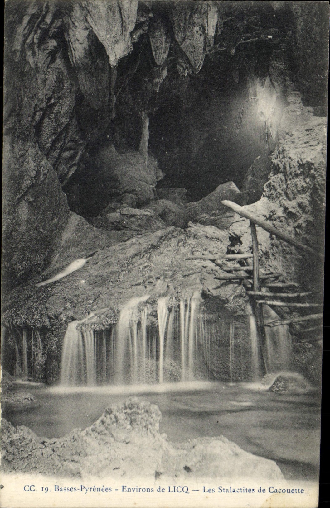 CPA Basses Pyrenees Environs de Licq Les Stalactites de Cacouette
