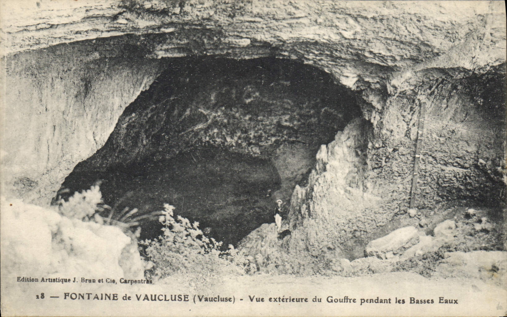 CPA Fontaine de Vaucluse Vue exterieure du Gouffre pendant les Basses Eaux
