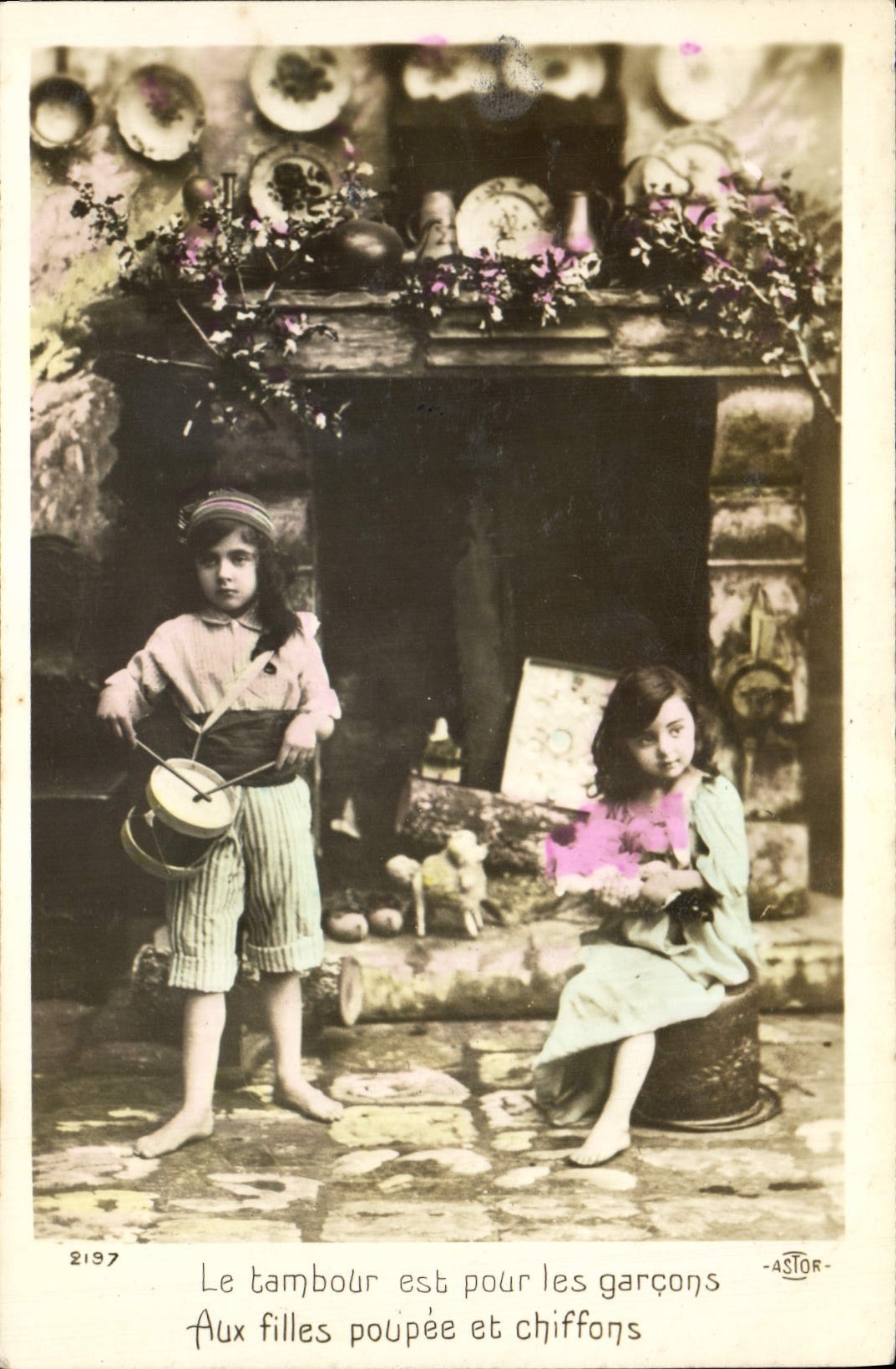 CPA Fantaisie Enfants Poupee  Le tambour est pour les garcons Aux filles poupee et chiffons 