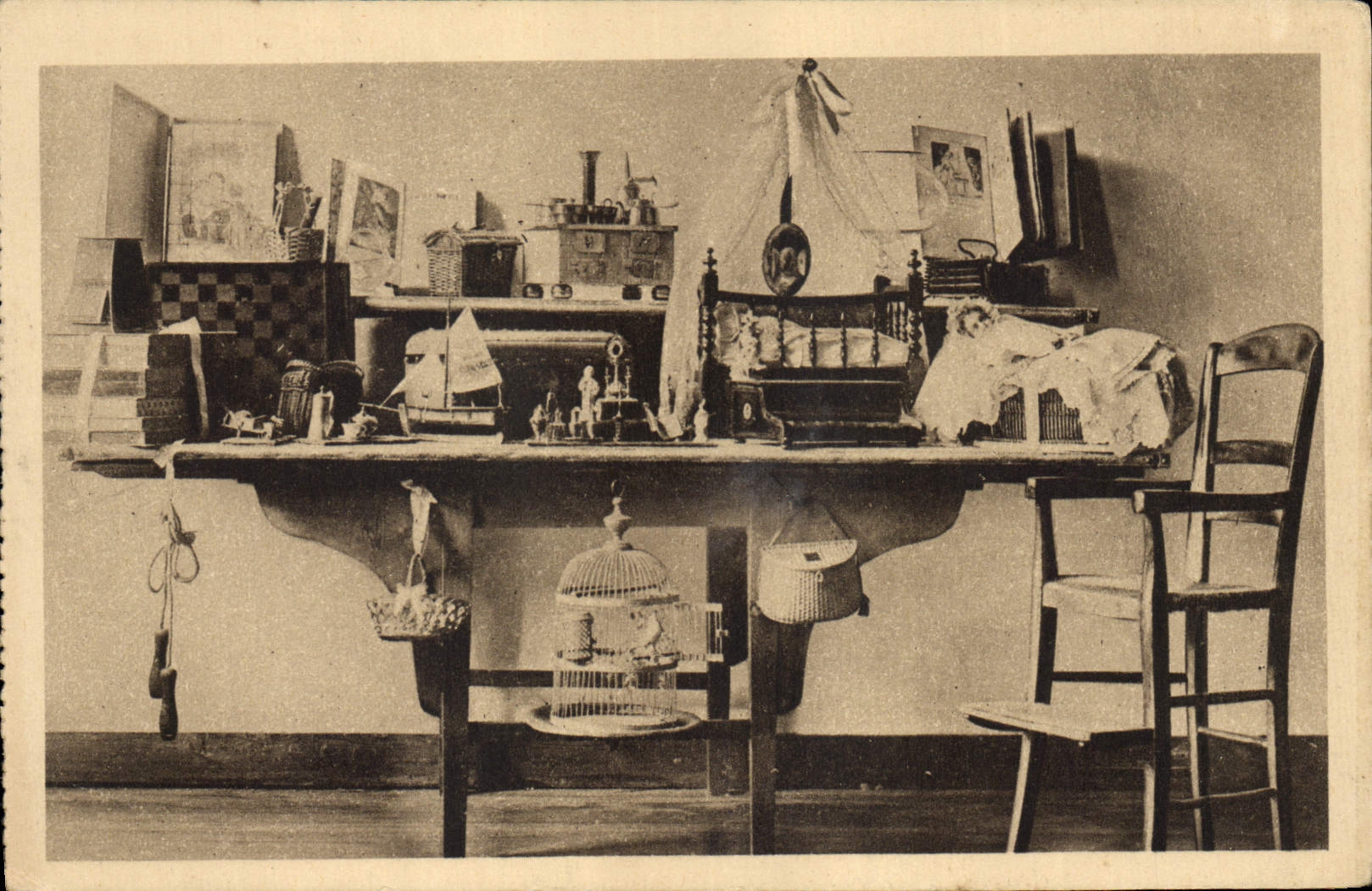 CPA Fantaisie Enfants Poupee Les Jouets de la petite Therese et sa chaise d'enfant conserves aux Bu
