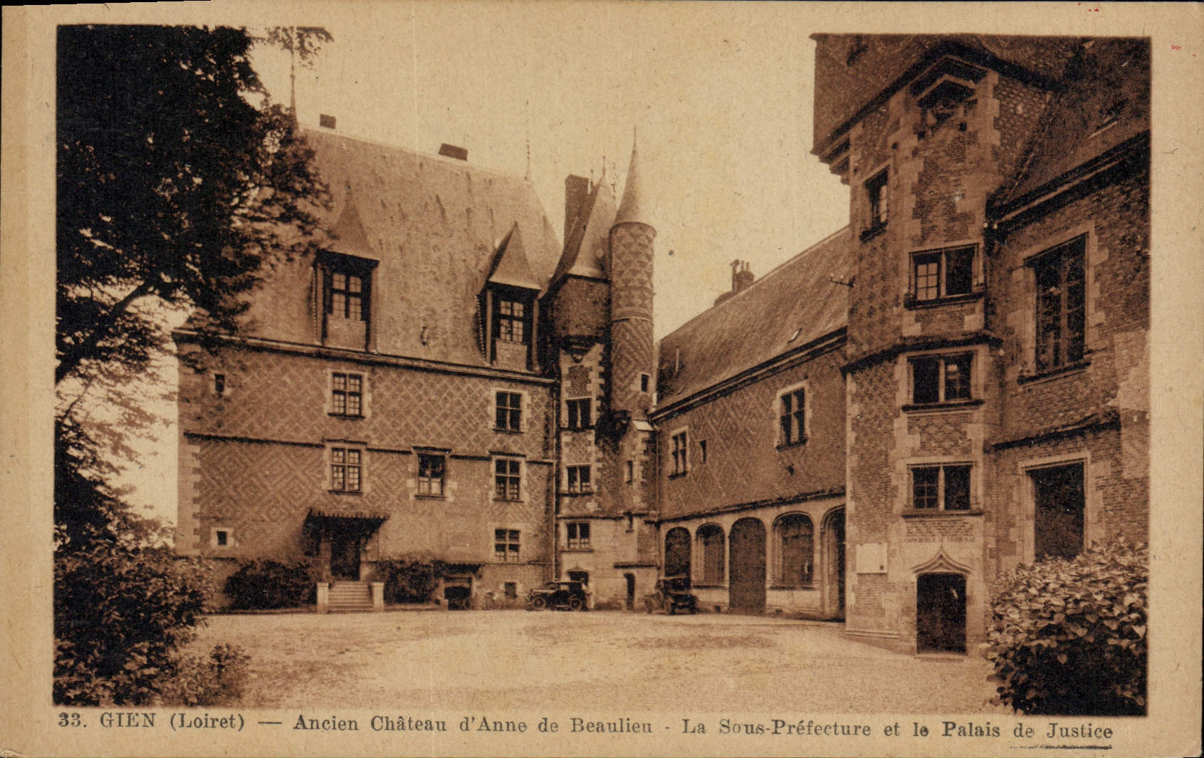 CPA Gien (Loiret) Ancien Chateau d'Anne de Beaujieu La Sous Prefecture et le Palais de Justice 