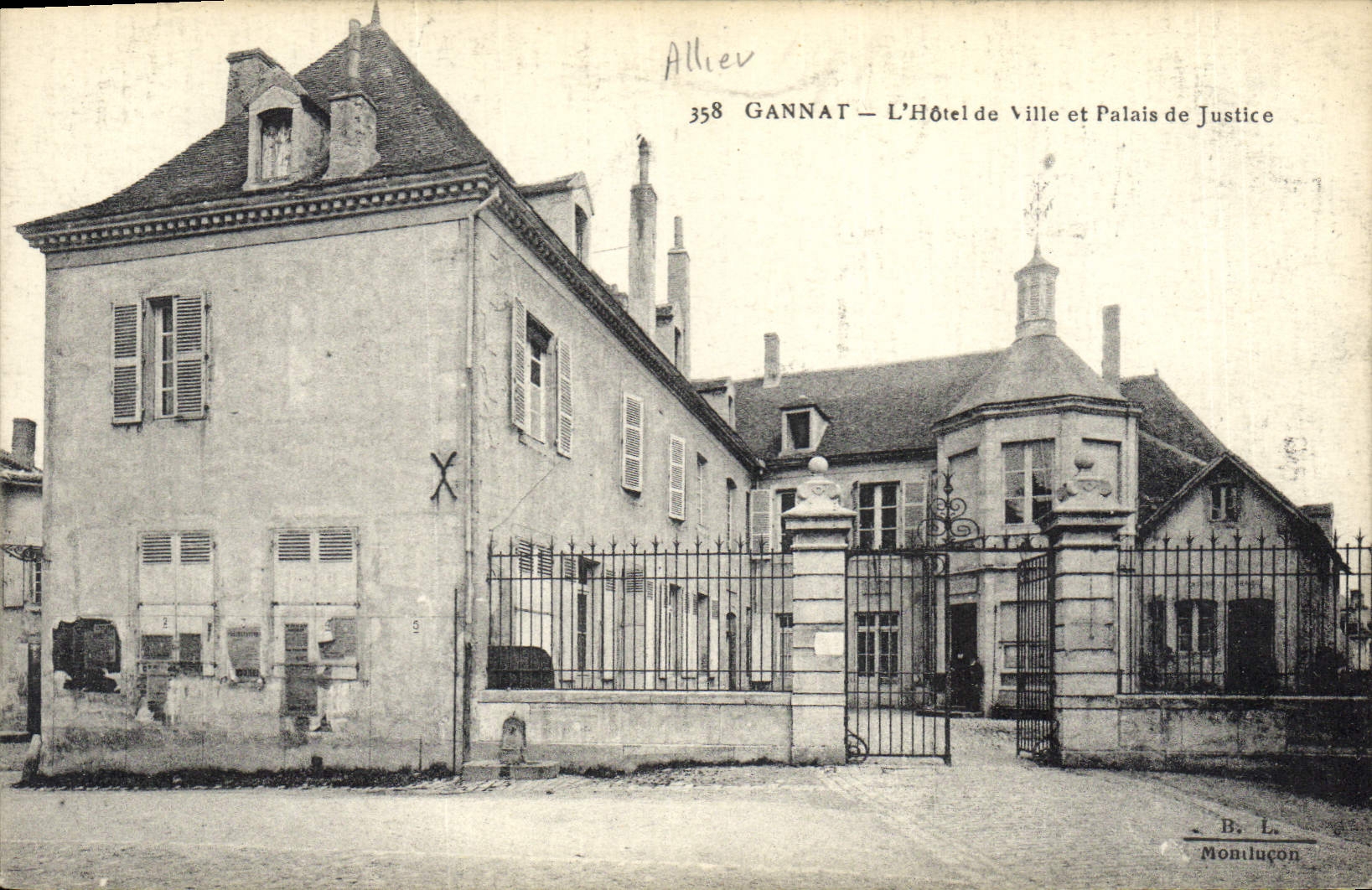 CPA Gannat L'Hotel de Ville et Palais de Justice 