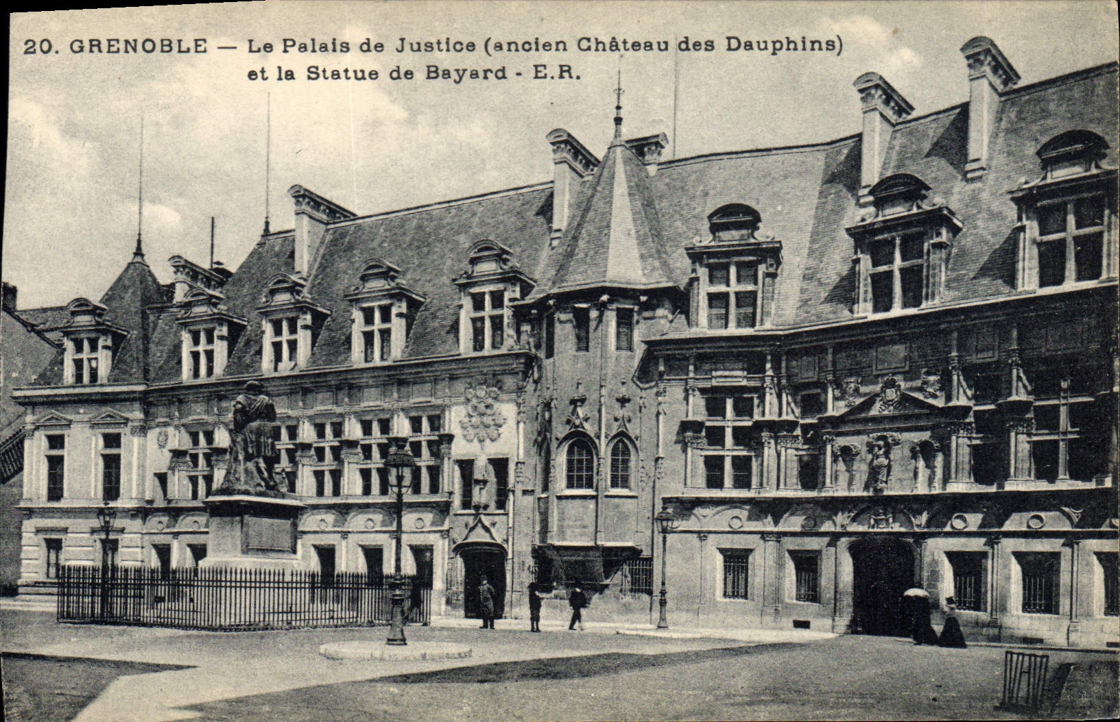 CPA Grenoble Le Palais de Justice (ancien Chateau des Dauphins) et la Statue de Bayard
