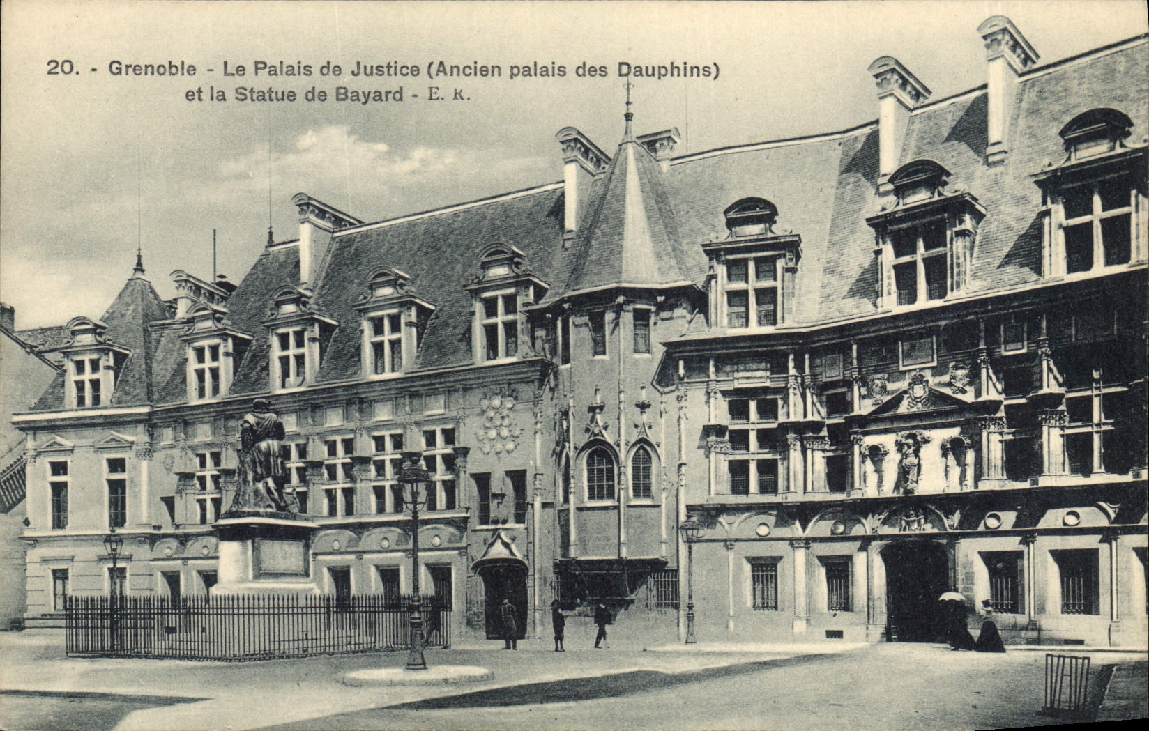 CPA Grenoble Le Palais de Justice (Ancien palais des Dauphins) et la Statue de Bayard