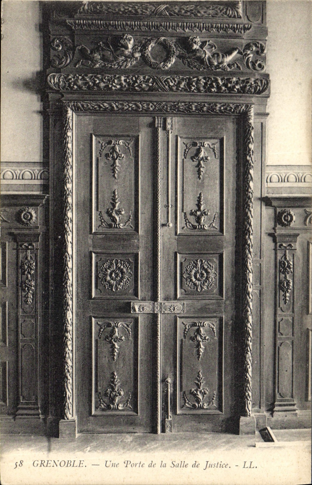 CPA Grenoble Une porte de la Salle de Justice 