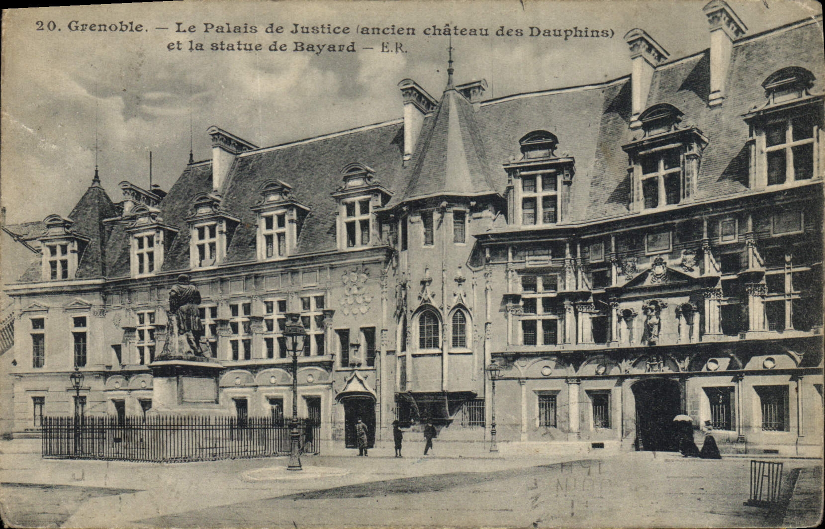 CPA Grenoble Le Palais de Justice (ancien chateau des Dauphins) et la Statue de Bayard 