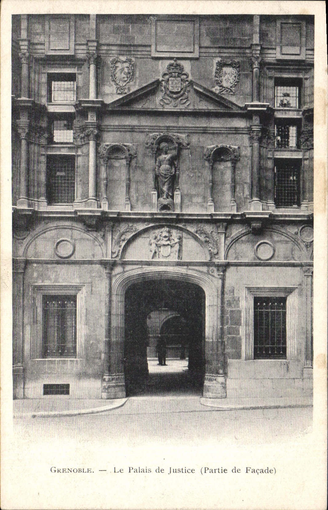 CPA Grenoble Le Palais de Justice (Partie de Facade) 