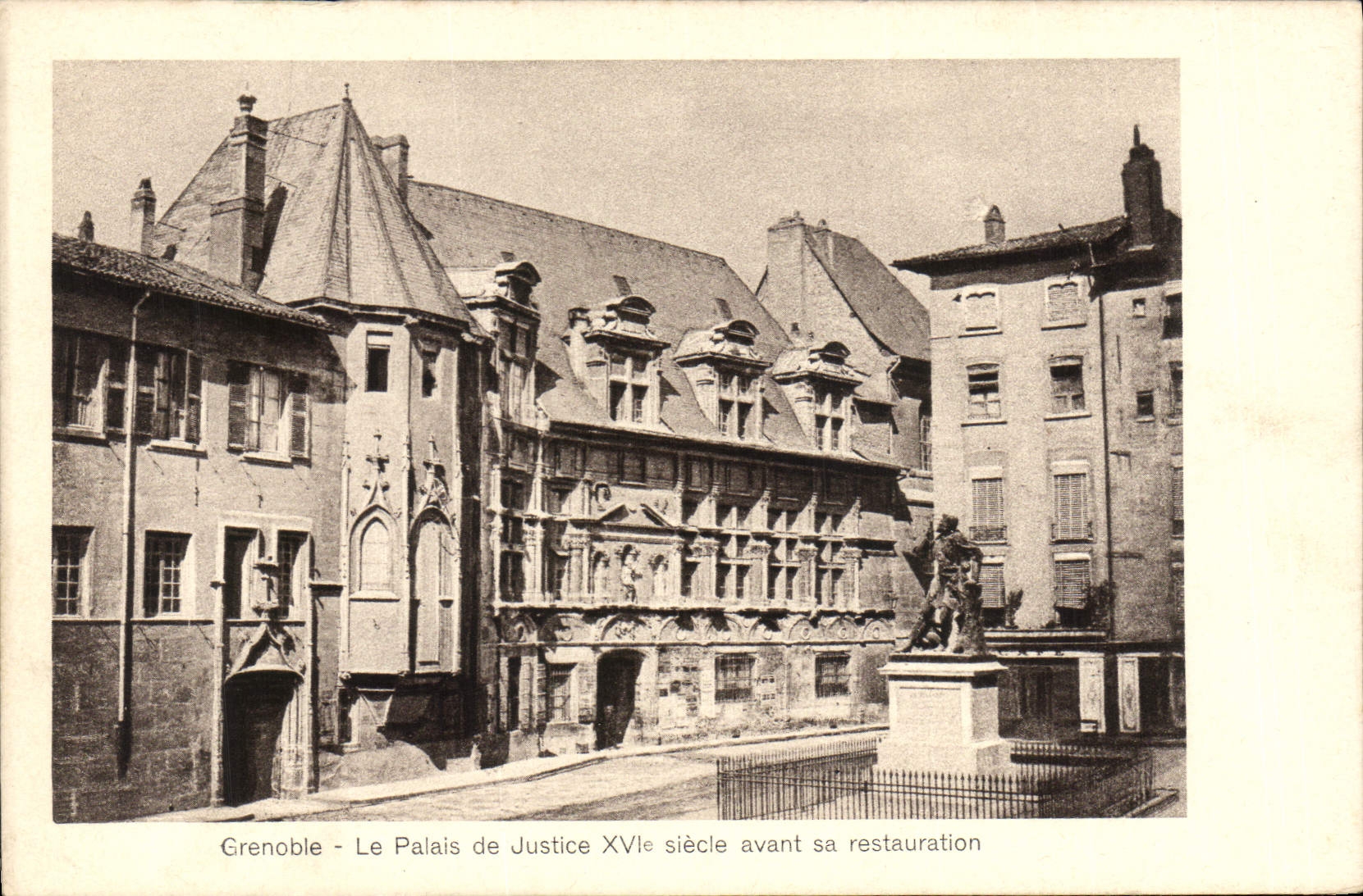 CPA Grenoble Le Palais de Justice XVI siecle avant sa restauration 