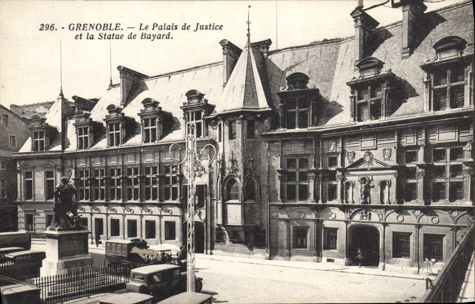 CPA Grenoble Le Palais de Justice et la Statue de Bayard 