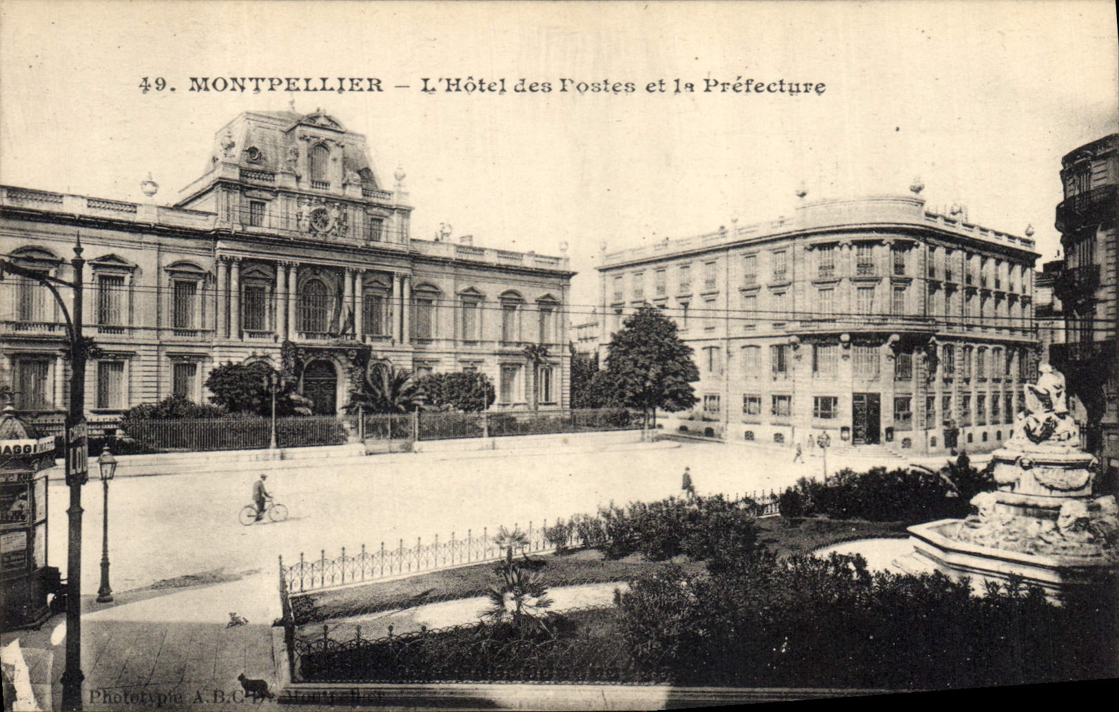 CPA Montpellier l'hotel des postes et la Prefecture