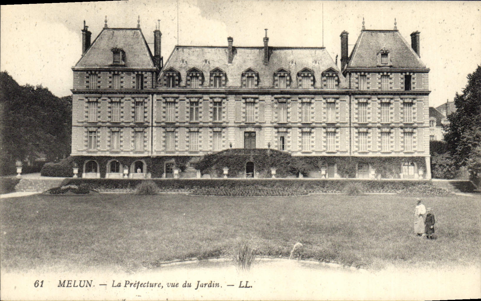CPA Melun La Prefecture vue du Jardain 