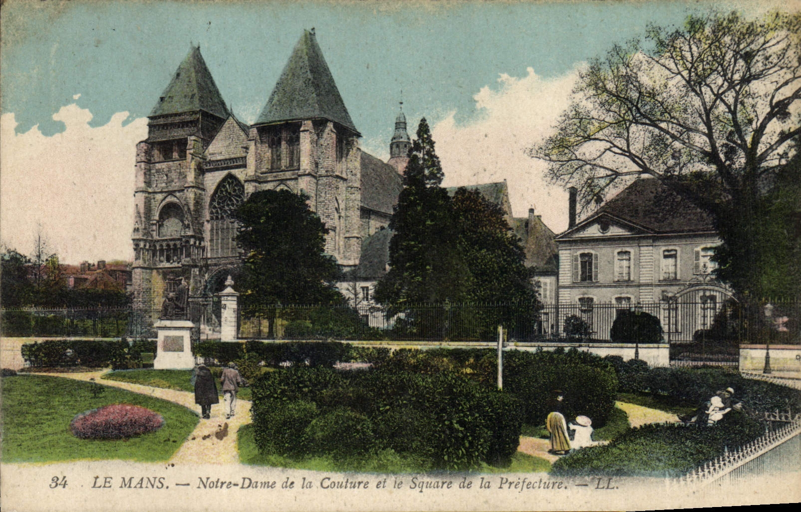 CPA Le Mans Notre Dame de la Couture et le Square de la Prefecture 