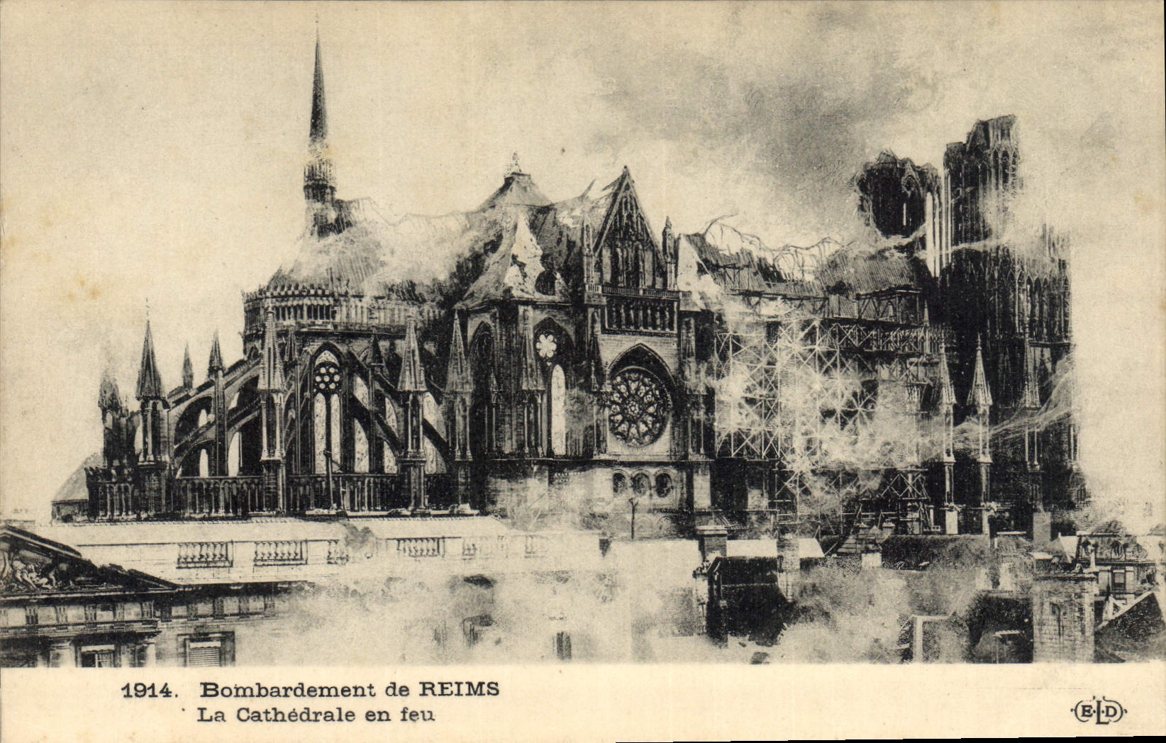 CPA Militaria Bombardement de Reims la Cathedrale en feu 
