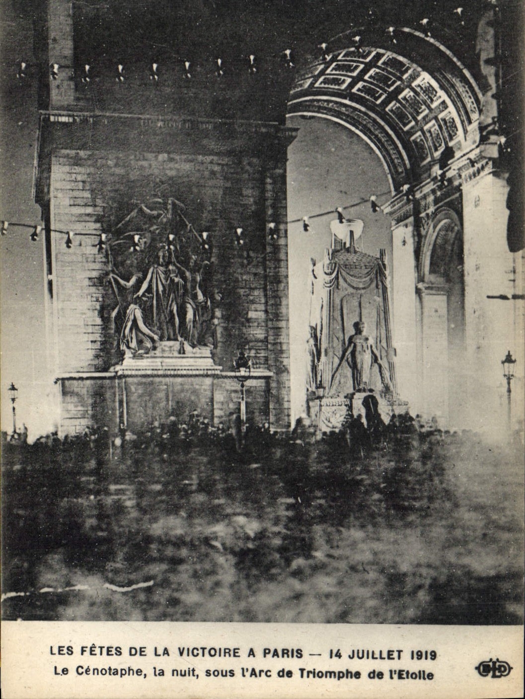 CPA Militaria Les fetes de la victoire a Paris 14 juillet 1919 Le Cenotaphe la nuit sous l'Arc de Tr
