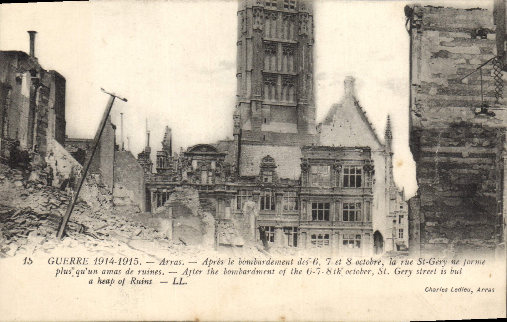 CPA Militaria Guerre 1914 1915 Arras apres le bombardement des 6 7 et 8 octobre Maison Place Godinot