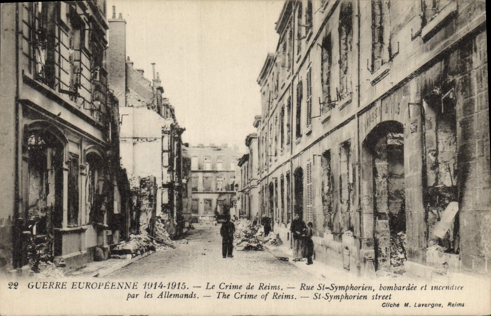 CPA Militaria LA guerre de 1914 Soissons la rue de la Paix apres le bombardement 