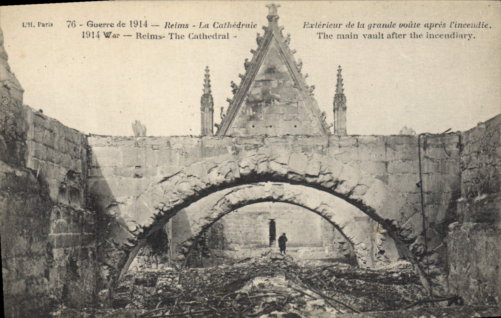 CPA Militaria Fimes apres les bombardements 1918 interieur de l'eglise Le choeur
